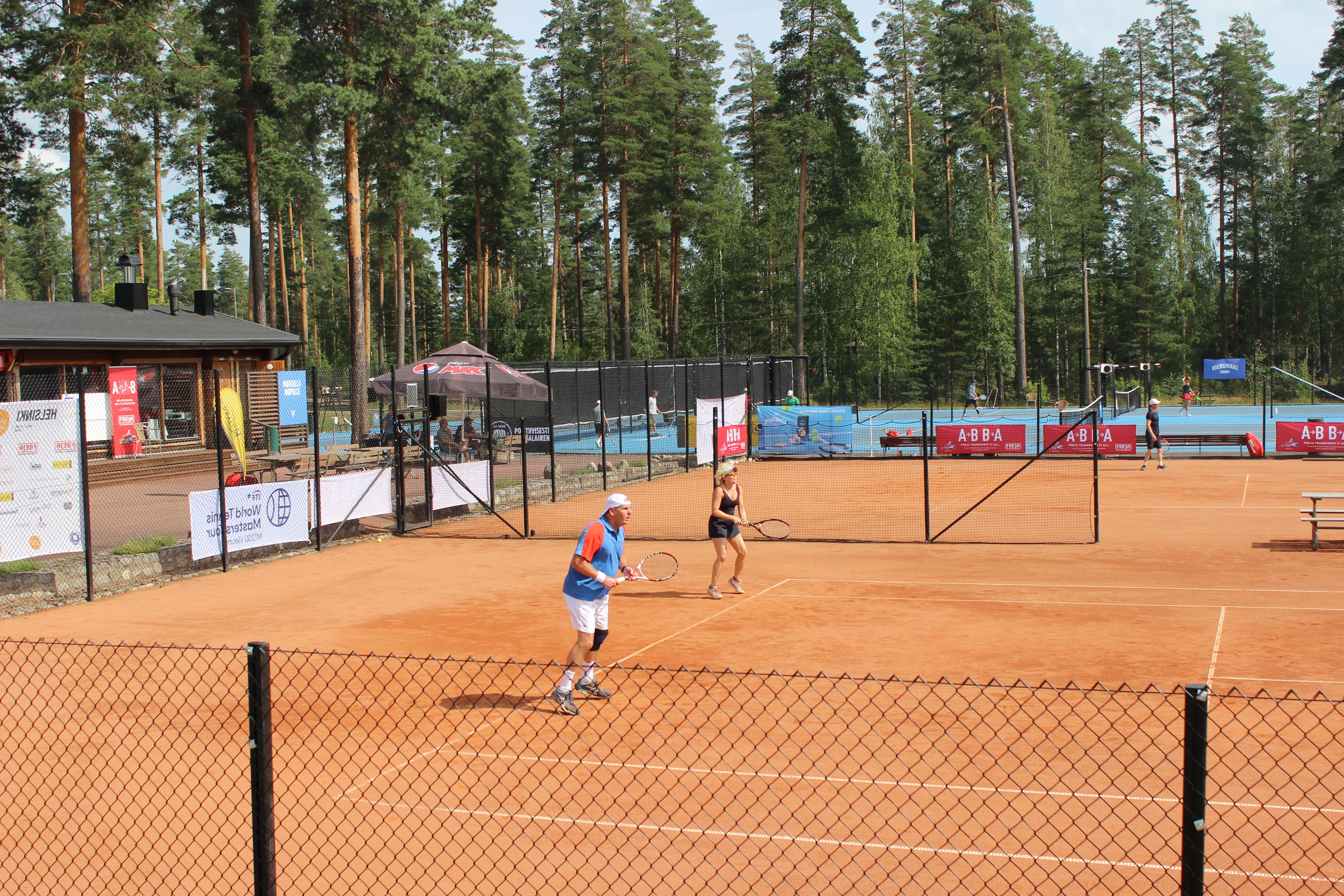 Tenniskenttä Vierumäen urheiluopistolla iltapäivän valossa